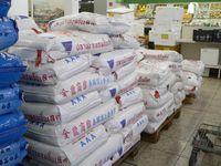 Reis als Sackware in einem asiatischen Supermarkt