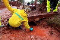 Chemiekatastrophe in Ungarn: Eine Giftschlammlawine hat sieben Ortschaften nahe Ajkai überrollt. Bild: Waltraud Holzfeind / Greenpeace