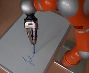 Der Roboterarm ahmt eine Schriftprobe perfekt nach. © Institut für Physik 3 - Biophysik, Univ. Göttingen