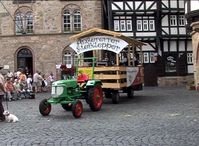 Die "Angeröder Stejklepper" mit ihrem "Fuhrwerk" auf dem Marktplatz. Bild: ExtremNews / Thorsten Schmitt