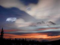 Polare stratosphärische Wolken: Über Kiruna, Nordschweden, haben sich gegen Ende der Polarnacht stratosphärische Wolken in zwei verschiedenen Höhen gebildet und werden von der Sonne beleuchtet. Die troposphärischen Wolken sind noch nicht von der Sonne beschienen und erscheinen dunkel. Foto: Forschungszentrum Karlsruhe