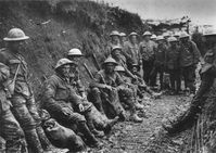 Der Grabenkrieg war v. a. für die Westfront charakteristisch: britische Soldaten der Royal Irish Rifles in einem Schützengraben an der Somme, Herbst 1916