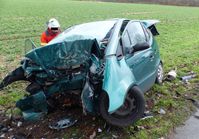 Der Mercedes prallte gegen einen Straßenbaum. Die Polizei bittet um Zeugenhinweise zum Unfall. Foto: Polizei Minden-Lübbecke