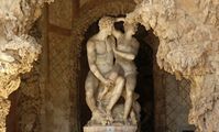 Paris beim Raub der Helena des italienischen Bildhauers Vincenzo de’ Rossi in der Grotta del Buontalenti im Boboli-Garten (Florenz, Italien)