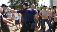 Während des Prozesses gegen Tornado-Mitglieder wie Ruslan Onischtschenko kam es zu Zusammenstößen zwischen Ordnungskräften und Anhängern des Tornado-Bataillons vor dem Obolon-Gericht in Kiew. (Archivbild vom 9. August 2016)
