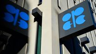 Im Bild: Das Logo der Organisation erdölexportierender Länder vor dem Sitz der OPEC und der NON-OPEC in Wien, Österreich. Bild: Sputnik / Alexey Vitvitsky