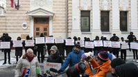 Protestaktion gegen die Verhaftung Kassems vor der lettischen Botschaft in Moskau (6. Januar 2023). Vorn der Geschäftsführer des Medienkonzerns "Rossija Segodnja", Dmitri Kisseljow. Bild: Sputnik / Ewgeny Biyatov / RIA Nowosti