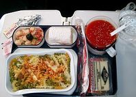 Essen im Flugzeug: Ohne Würze schmeckt es langweilig. Bild: pixelio.de/Langer