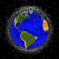 Verteilung des Weltraummülls in niedrigen Erdumlaufbahnen (Partikelgröße stark übertrieben) Bild: NASA