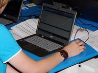 Schüler am Laptop: späterer Schulbeginn ratsam. Bild: pixelio.de, Dieter Schütz