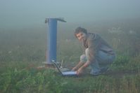Gabriel Rau erfasst am Brunnen Daten über die Eigenschaften des Untergrunds. Die Erkenntnisse können die nachhaltige Nutzung von Grundwasserressourcen ermöglichen. (Foto: Ian Acworth)
Quelle: Ian Acworth (idw)