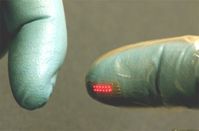 LEDs im Handschuh: In Zukunft für die Medizin auch unter der Haut. Bild: John Rogers