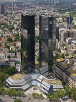 Zentrale der Deutschen Bank in Frankfurt am Main; im Volksmund werden die beiden Hochhäuser auch als „Soll und Haben“ bezeichnet.