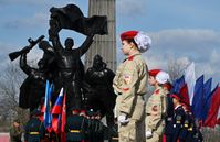 Archivbild: Teilnehmer einer patriotischen Kundgebung in Lugansk am 10. April 2023. Bild: JEWGENI BIJATOW / Sputnik