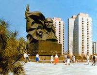 Ernst-Thälmann-Denkmal von Lew Kerbel im Ost-Berliner Ernst-Thälmann-Park nach seiner Enthüllung im Mai 1986, Archivbild