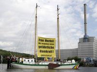 Das Greenpeace-Schiff Beluga liegt zur Beobachtung vor dem AKW in Krümmel. Bild: Martin Langer