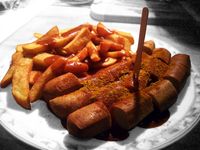 Vegetarisches Currywurst-Imitat mit Pommes frites