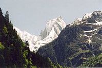 Piz Badile im schweizerischen Bergell ist Teil einer Kette und nach hochalpiner Definition trotz imposanten Aussehens ein Nebengipfel Bild: Markus Schweiß / de.wikipedia.org