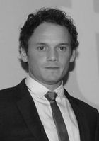 Anton Yelchin Bild: Larry Richman - https://www.flickr.com/photos/larry-411/10046806874/, CC BY-SA 2.0, https://commons.wikimedia.org/w/index.php?curid=37383246