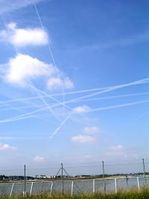 Flugzeugstraßen" am Himmel über dem Flughafen Braunschweig. Bild: obs/TU Braunschweig