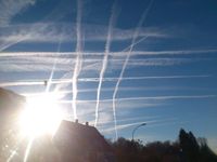 Gezielte Verschleierung des Himmels: Persistente Kondensstreifen, sogenannte Chemtrails, über Gedern in Hessen am 16.12.2013