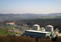 Kernkraftwerk Beznau, im Hintergrund das Wasserkraftwerk.