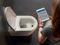 BioTracer: das erste App-gesteuerte WC mit automatischer Urinanalyse. Die digital-vernetzte Toilette misst vollautomatisch und hygienisch zehn wichtige Indikatoren im Urin, die für ein optimales Fitness- und Ernährungsprogramm wichtig sind. Die Analysewerte werden dazu in einer App auf dem Smartphone oder Tablet bereitgestellt und können so für Optimierung der persönlichen Fitness und eine gesunde Lebensweise eingesetzt werden oder auch zur Überwachung von Behörden oder Krankenkassen. Bild: "obs/Duravit AG"