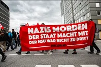 Selbst die Antifa will sich nicht mit den drei Nazis „begnügen“ – Demo in Hamburg | Bild: https://www.flickr.com/photos/rasande/41598701800 / (CC BY-NC 2.0)