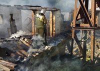 Archivbild: Mitarbeiter der Notdienste bei einem zerstörten Haus in der Siedlung Tjotkino im Gebiet Kursk. Bild: Pressedienst des Gouverneurs des Gebiets Kursk / Sputnik