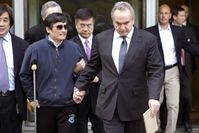 Chen und Gary Locke (mitte) verlassen am 1. Mai die US-Botschaft