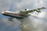 Eine Berijew Be-200 im Einsatz als Löschflugzeug (Symbolbild)