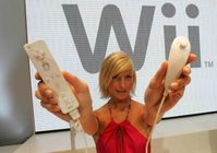 Model Anna Groth präsentiert Wii. Quelle: Nintendo of Europe GmbH