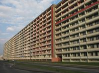 Massenmenschenhaltung in der Dr.-Wilhelm-Külz-Straße in Hoyerswerda, Plattenbau und Sozialwohnungen (Symbolbild)