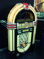 Die klassische Jukebox, im Retro-Design aber mit mp3 Funktion Bild: ExtremNews / Steffen Dittmar
