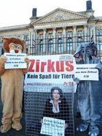„Ilse Aigner“ im Zirkuskäfig: PETA-Aktion vor dem Bundesrat / November 2011. Bild: PETA