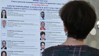 Eine Wählerin schaut auf die Kandidatenliste in einem Moskauer Bezirk.