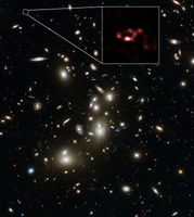 Aufnahmen von ALMA und des Hubble-Weltraumteleskops der fernen staubhaltigen Galaxie A2744_YD4.