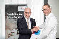 Allianz gegen den Lkw-Stellplatzmangel: Christoph Walter (l.)und Dr. Jan-Philipp Weers unterzeichnen strategische Partnerschaft. Bild: "obs/ADAC SE/ADAC TruckService/KarolinaSobel"