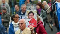 10. Oktober 2022 in Halle (Saale), Sachsen-Anhalt: Ein Teilnehmer der Demonstration trägt ein Foto von Sahra Wagenknecht mit den Worten "Danke, Sahra Wagenknecht".