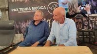 Die Journalisten Mathias Bröckers und Dirk Pohlmann auf dem Pax-Terra-Musica-Festival im brandenburgischen Friesack am 29. Juli 2023 Bild: Felicitas Rabe