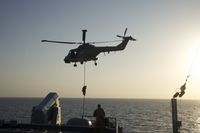 Fast Roping des Seebataillons aus Sea Lynx bei Übung mit Fregatte "Hessen". Bild.     Bundeswehr / Jane Schmidt