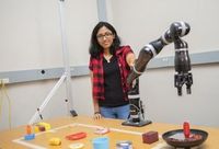 Lakshmi Nair bei Tests mit dem Roboter.