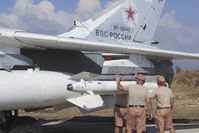 Techniker überprüfen eine Ch-25 an einer Su-24 im Syrischen Bürgerkrieg im Oktober 2015