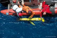 Ausbringen eines Gleiters vom Schlauchboot aus. Was im offenen Ozean funktioniert, hat sich auch in
Quelle: Foto: Michael Schneider, FS METEOR (idw)