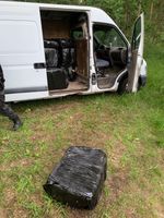 Transporter mit geöffneter Seitentür und Paketen Bild: Polizei