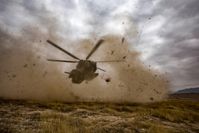 Ein Transporthubschrauber vom Typ CH-53 landet bei der Übung Personnel Recovery in der Nähe von Mazar-e Sharif/Afghanistan Bild: Bundeswehr/PAO TAAC-North Fotograf: Yvonne Albert