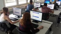 Schüler bearbeiten Online-Prüfungsaufgaben in einem Computerraum (2015)