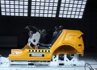 Der Sitz von Chipolino reißt bei Crashtest ebenfalls aus der Unterkonstruktion. Bild: ADAC Fotograf: Test und Technik