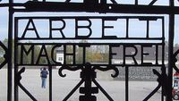Tor im KZ Dachau mit Inschrift „Arbeit macht frei“