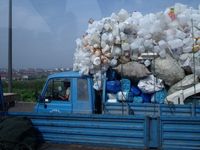 Plastik: Lkw mit recyclebaren Kunststoffabfällen in China
